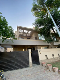 Precinct 1 overseas block villa for sale near park and mosque bahria town Karachi