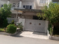 i-8 Near kachnar Park Ground poration For Rent.